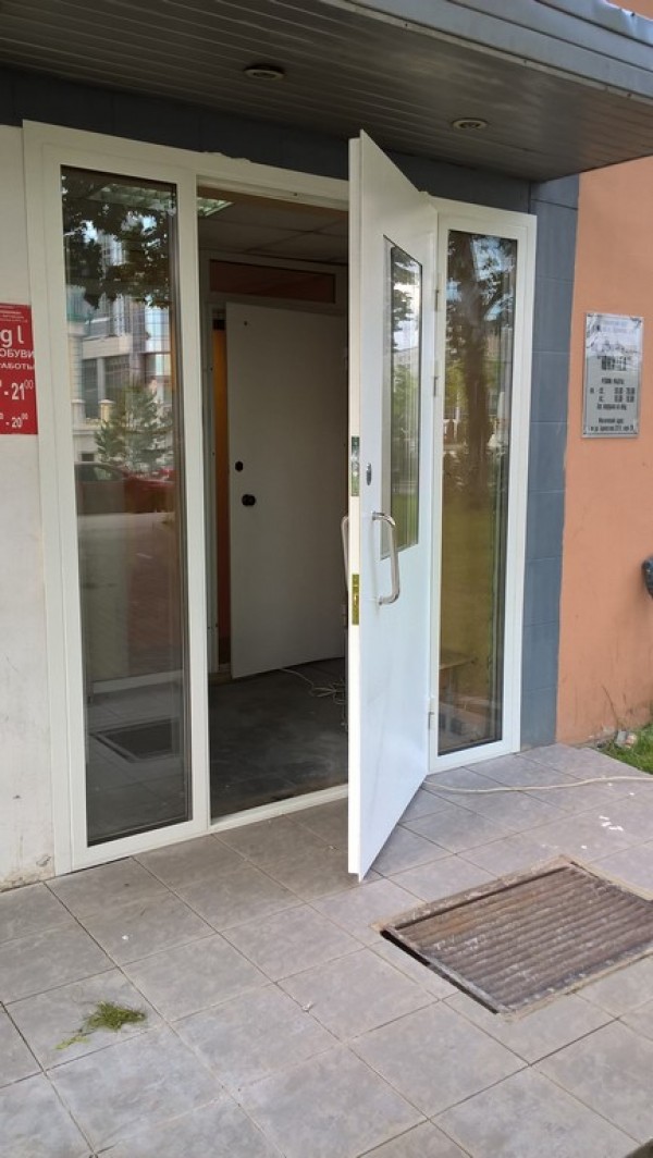 Металлические  двери с стеклом заказать